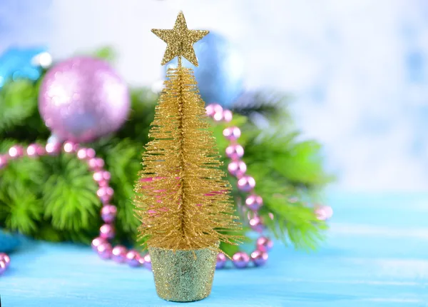 Árbol de Navidad decorativo, sobre fondo brillante — Foto de Stock