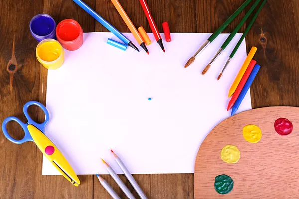 Komposition verschiedener kreativer Werkzeuge auf dem Tisch in Nahaufnahme — Stockfoto