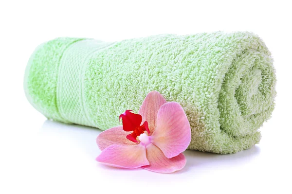 Rotolo del asciugamano e del fiore del Orchid, isolato su bianco — Foto Stock