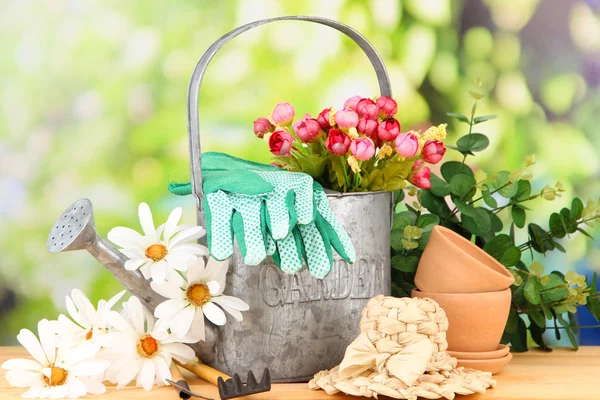 Trädgårdsredskap och blommor på träbord, utomhus — Stockfoto