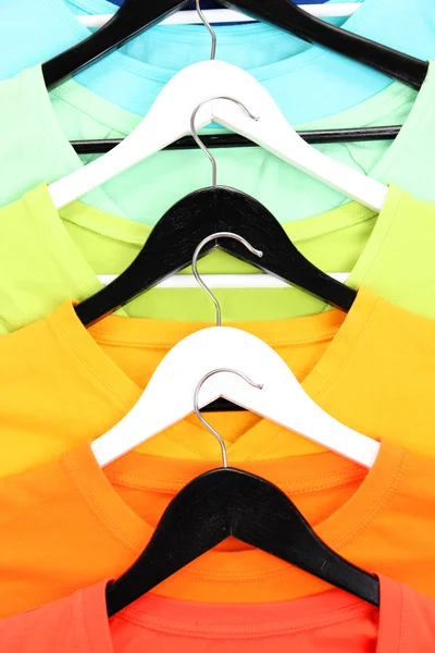 T-shirts sur cintres close-up — Photo