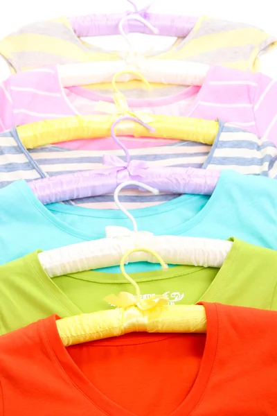 T-shirts em cabides close-up — Fotografia de Stock