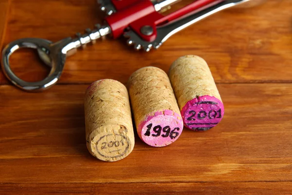 Wine korki z korkociąg na skrzynek wina z bliska — Zdjęcie stockowe