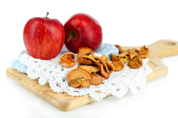 Kurutulmuş elma ve üzerinde beyaz izole kesme tahtası üzerinde taze elma — Stok fotoğraf