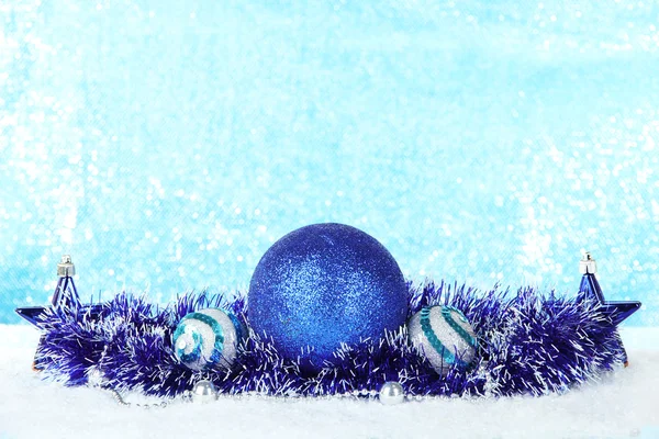 Kompozisyon üzerine açık mavi renkli Noel süslemeleri — Stok fotoğraf