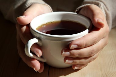 bir fincan tutan eller sıcak içecek, yakın çekim