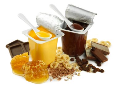 Açık plastik bardak ve bal tarak, üzerinde beyaz izole lezzetli tatlılar