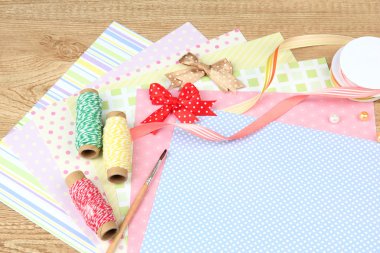 Kağıt scrapbooking ve ahşap masa üstünde alet