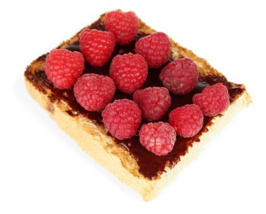 Ahududu üzerinde beyaz izole lezzetli ekmek