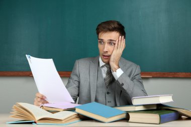 Genç öğretmen Okulu sınıfta otururken