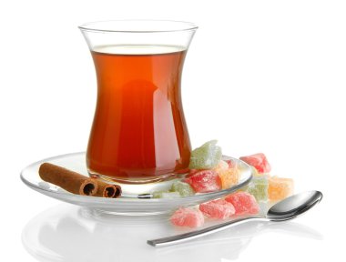 cam üzerine beyaz izole, Türk çayı ve rahat lokum