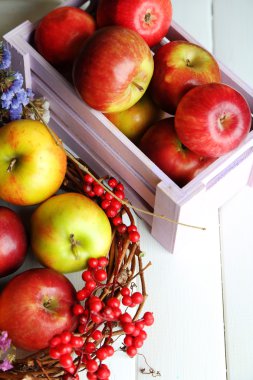 Beyaz ahşap tablo kutusunda Sulu elmalar