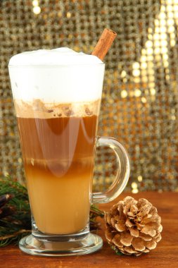 parlak arka planda masa üzerinde yumru ile sıcak kahve fincan