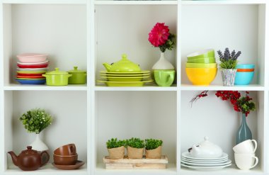 sofra ve deco ile güzel beyaz raflar