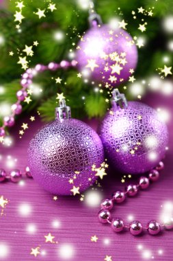 çam ağacı, renkli arka plan üzerinde Noel topları