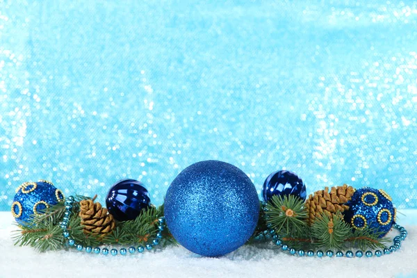 Состав рождественских украшений на светло-голубом фоне — стоковое фото