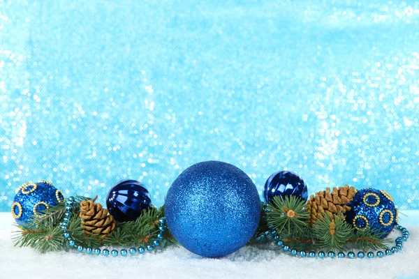 Composition des décorations de Noël sur fond bleu clair — Photo