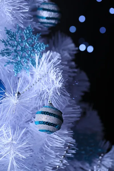 Árbol de Navidad blanco sobre fondo bokeh —  Fotos de Stock