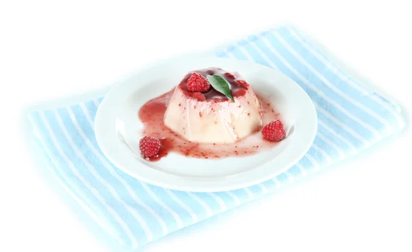 Panna cotta mit Himbeersoße, isoliert auf weiß — Stockfoto