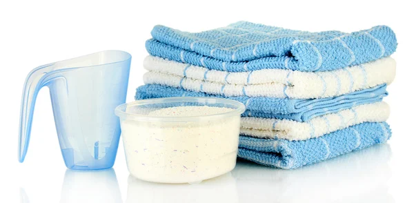 Copos de medição com pó de lavagem e toalhas, isolado em branco — Fotografia de Stock