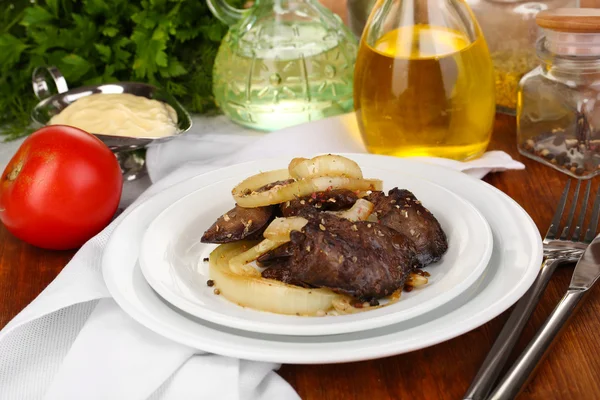 Hígados de pollo frito en plato sobre mesa de madera de cerca — Foto de Stock