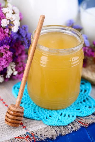 Med a mléko na dřevěný stůl detail — Stock fotografie