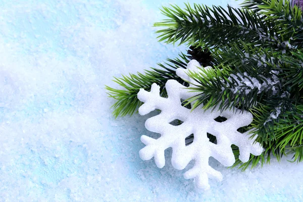Copo de nieve decorativo y abeto sobre fondo claro —  Fotos de Stock