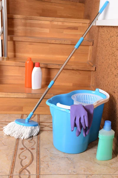 Attrezzature per la pulizia della casa con mop — Foto Stock