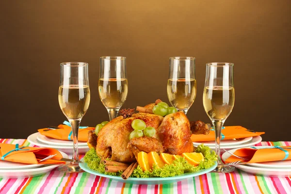 Bankiet tabela z kurczaka pieczone na brązowym tle z bliska. Święto Dziękczynienia — Zdjęcie stockowe