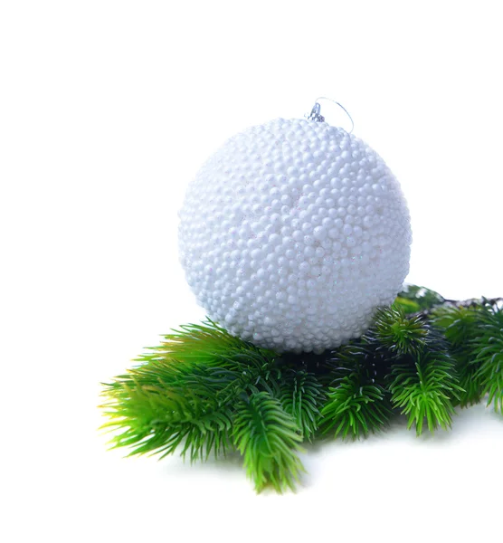 Χριστουγεννιάτικη μπάλα στο έλατο, που απομονώνονται σε λευκό — Φωτογραφία Αρχείου