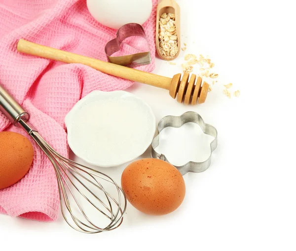 Matlagning koncept. grundläggande bakning ingredienser och köksredskap isolerad på vit — Stockfoto