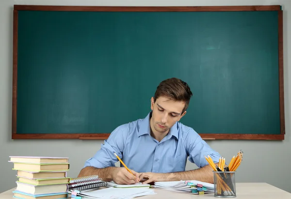 Junge Lehrerin arbeitet in der Schulklasse — Stockfoto