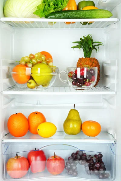 Legumes e frutas no refrigerador aberto. Perda de peso conceito de dieta . — Fotografia de Stock