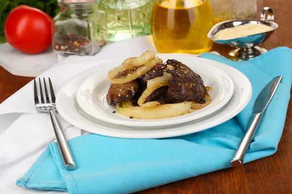 Fried chicken livers on plate on wooden table close-up — Stock Photo, Image