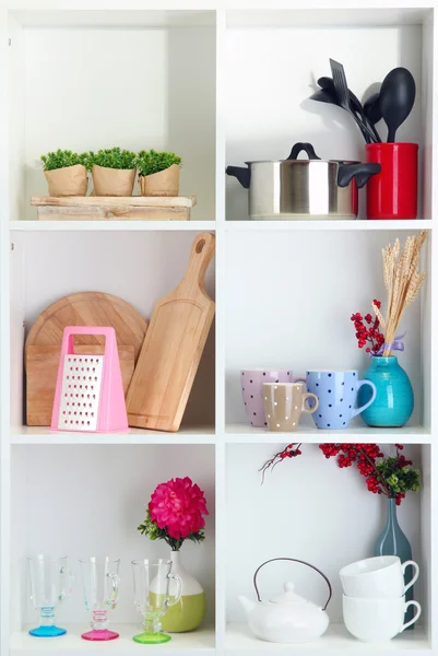 美しい白い棚食器とデコ — ストック写真