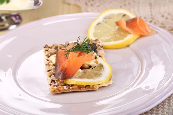 Sandwich de salmón sobre plato sobre mesa de madera close-up —  Fotos de Stock