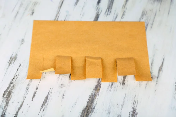 Papel para anuncios sobre fondo de madera — Foto de Stock