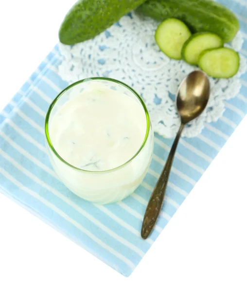 Komkommer yoghurt in glas, op kleur servet, geïsoleerd op wit — Stockfoto