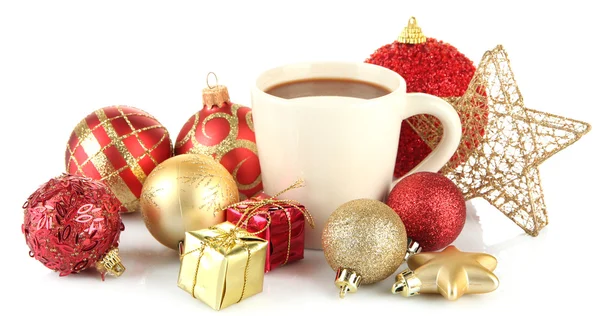 Tasse heißen Kakao mit Weihnachtsdekoration isoliert auf weiß — Stockfoto