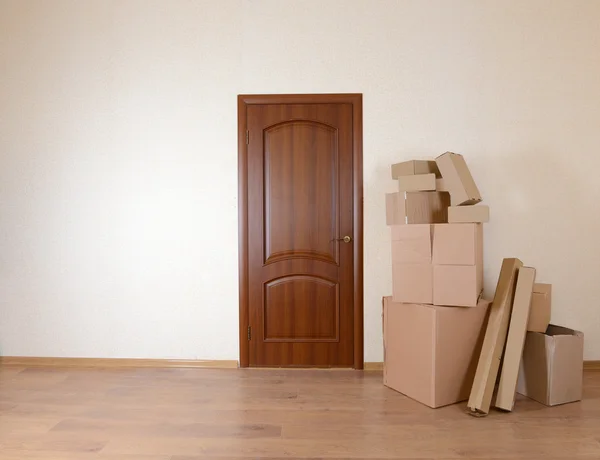 Habitación vacía con pila de cajas de cartón — Foto de Stock