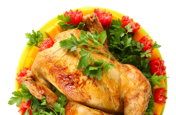 Gebakken hele kip met groenten op een groene plaat op witte achtergrond close-up — Stockfoto