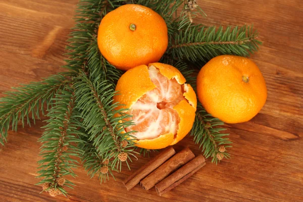 맛 있는 mandarines 나무 배경 — 스톡 사진