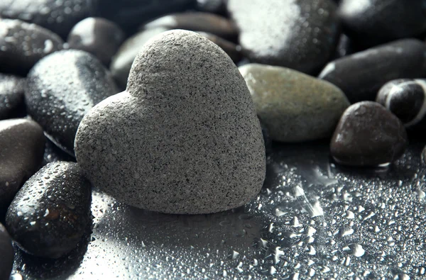 Grijze steen in de vorm van hart — Stockfoto