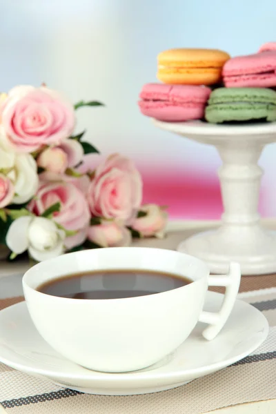 Café e macaroons na mesa no fundo claro — Fotografia de Stock