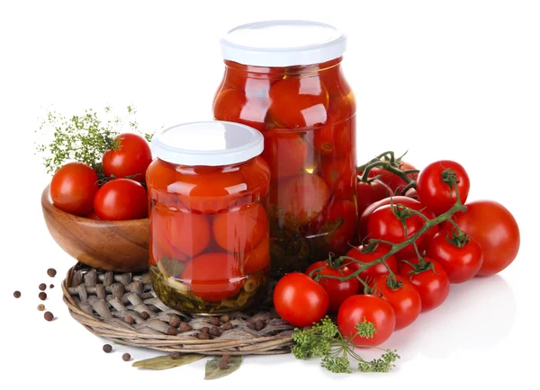 Sabrosos tomates enlatados y frescos, aislados en blanco —  Fotos de Stock