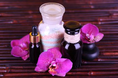 sonriendo parejita piggybacking en playa