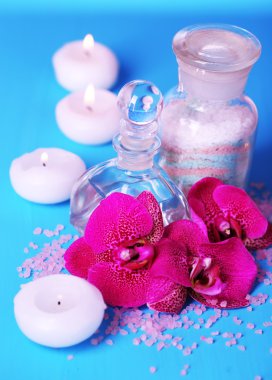 Orkide cins mavi arka plan ile güzel bir spa ayarı