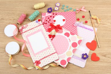 güzel el posta kartları ve scrapbooking elemanları, ahşap masa yapımı