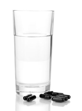 su ve aktif kömür üzerine beyaz izole