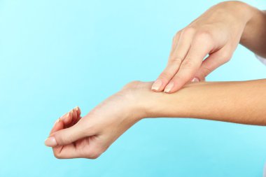 Açık mavi renkli üzerinde nabız ölçme